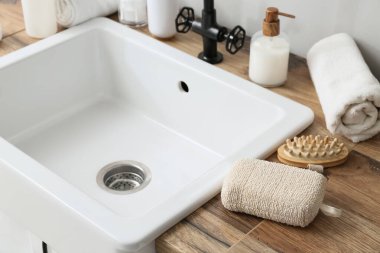 Banyo aksesuarları lavabonun yanında.