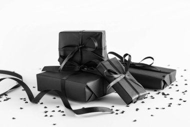 Gri arkaplanda bir sürü siyah hediye kutusu