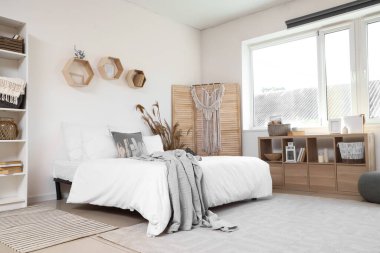 Büyük yataklı rahat bir yatak odası.