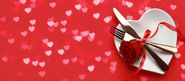 Романтический стол на День Святого Валентина на красном фоне с пространством для текста