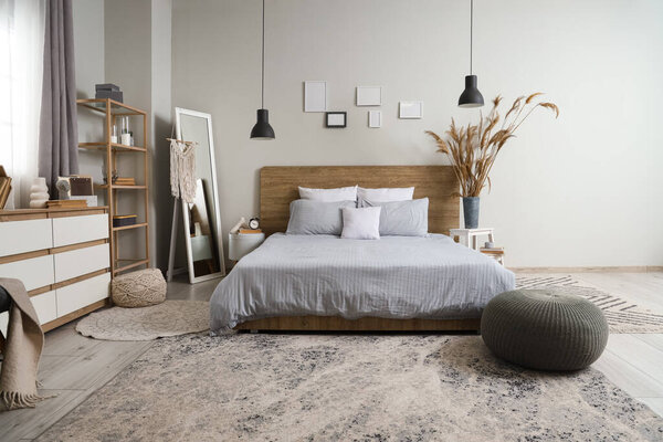 Интерьер красивой современной спальни с пампасами трава и зеркало