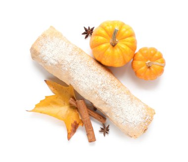 Tarçınlı balkabaklı turta, yıldız anason ve beyaz arka planda sonbahar yaprağı.