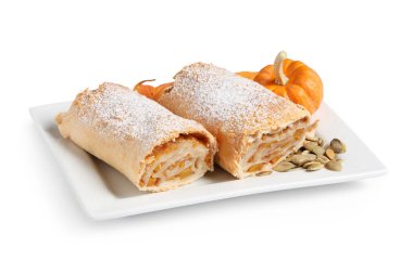 Lezzetli balkabaklı börek ve beyaz arka planda tohumlar.