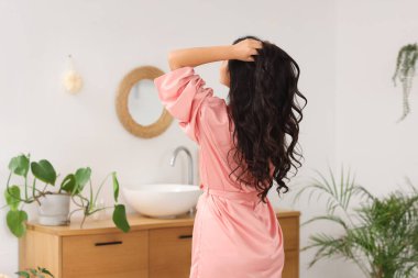 Güzel genç bayan banyoda, arka manzara