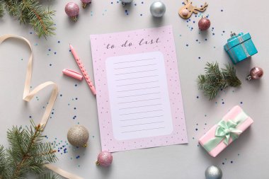 Hediyeli boş yapılacaklar listesi ve ışık arka planında Noel dekoru