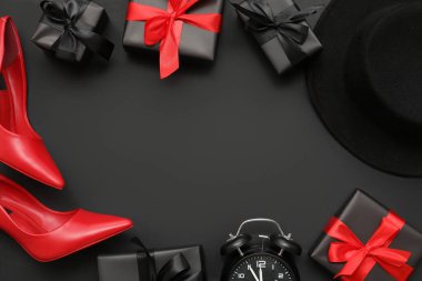 Koyu arkaplanda şık kadın ayakkabıları, şapka, hediyeler ve çalar saatten yapılmış çerçeve. Kara Cuma indirimi