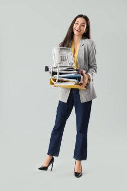 Dosyaları ve açık arkaplanı olan güzel bir iş kadını.