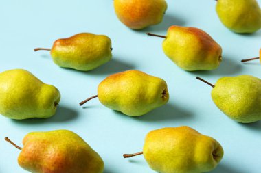 Mavi arka planda olgun armutlar