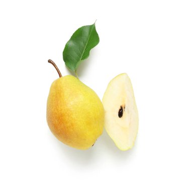 Tatlı olgun armutlar ve beyaz arka planda yaprak