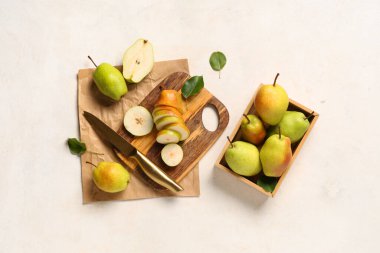 Tahta kutu ve beyaz arka planda tatlı olgun armutlar.