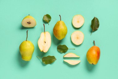 Tatlı olgun armutlar ve turkuaz arka planda yapraklar