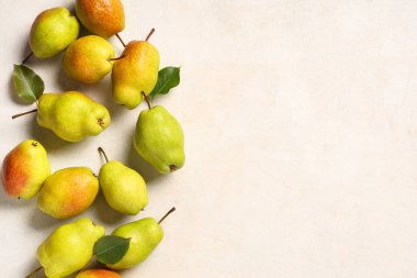 Beyaz arka planda bir sürü olgun armut