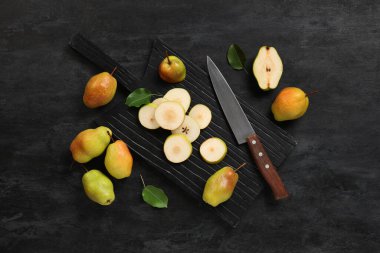 Siyah zemin üzerinde tatlı olgun armut kesilmiş tahta