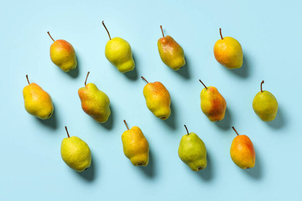 Сладкие спелые груши на голубом фоне