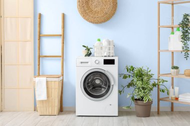 Çamaşır makineli ev çamaşırhanesinin içi.