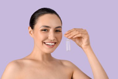 Leylak kaplamalı güzel bir genç kadın, yakın plan.