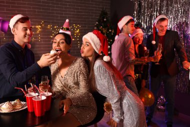 Yeni yıl partisinde şampanya içen bir grup arkadaş.