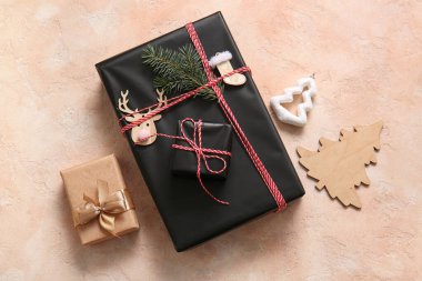 Noel ağacı dallı hediye kutuları ve bej arka planda güzel dekorasyonlar.