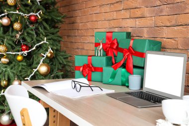 Boş dizüstü bilgisayarlı ve Noel hediyeli işyeri