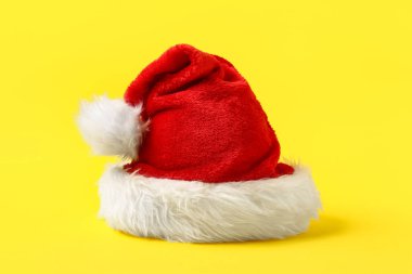 Sarı arka planda Noel Baba şapkası