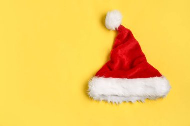 Sarı arka planda Noel Baba şapkası