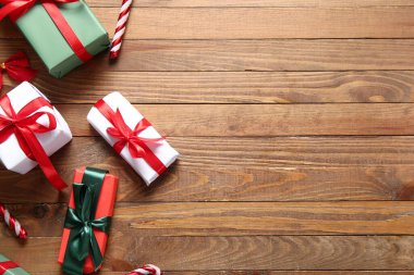 Noel hediyesi kutuları ve tahta arka planda şeker kamışları