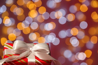 Bulanık ışık arkaplanındaki Noel hediyesi kutusu