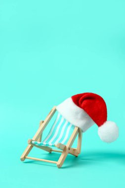 Arka planda Noel Baba şapkası olan mini şezlong.