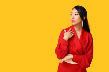 Sarı arka planda güzel bir Asyalı kadın. Çin Yeni Yıl Kutlaması