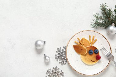 Beyaz arka planda geyik şeklinde gözleme tabağı. Noel kutlaması