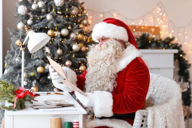 Noel arifesinde evde mektuplarla Noel Baba