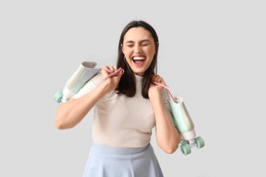 Gri arka planda patenli duygusal genç kadın.