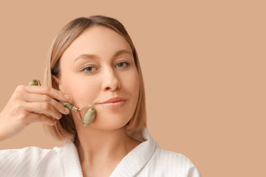 Bej arka planda masaj arabası olan bir kadın.