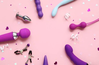 Pembe arka planda farklı seks oyuncaklarından yapılmış çerçeve