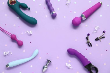 Leylak arka planında farklı seks oyuncaklarından yapılmış çerçeve