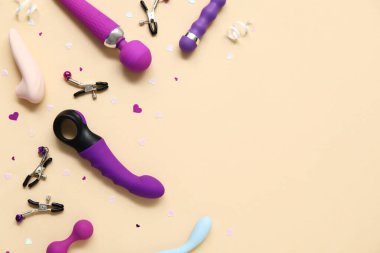 Sarı arka planda farklı vibratörler ve meme ucu kıskaçları var.