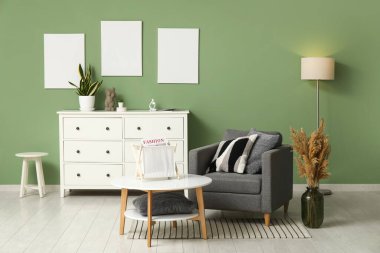 Oturma odasının iç tarafında sandık, koltuk ve kahve masası.