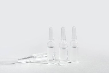 Gri arka planda tıbbi ampule