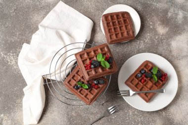 Gri arka planda taze böğürtlenli Belçika Waffle 'ları.