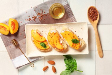 Şeftalili bruschetta tabağı ricotta, keten tohumu ve beyaz fayanslı nane şekeri.