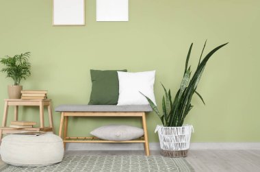 Odanın içi yumuşak bank, dışkı ve puf