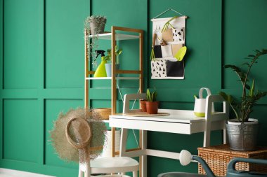 Bahçe aletleri, işyeri ve raf üniteli atölyenin içi