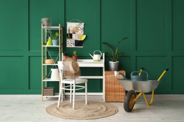 Bahçe aletleri, işyeri, el arabası ve raf üniteli atölyenin içi