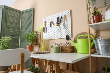 Çalışma yeri, tahta, bahçe aletleri ve bitkilerle birlikte atölyenin içi