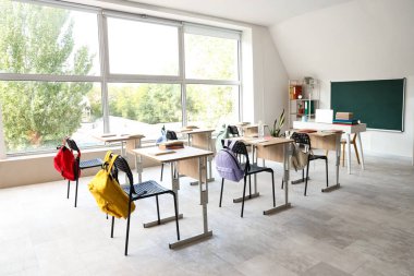 Kara tahtalı, masalı ve sırt çantalı hafif sınıfın içi