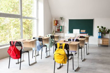 Kara tahtalı, masalı ve sırt çantalı hafif sınıfın içi