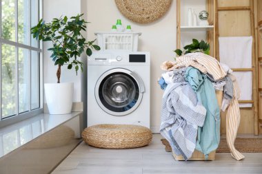 Çamaşır odasında kirli çamaşırlarla dolu sepet.