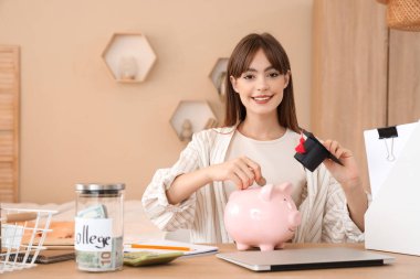 Mezuniyet şapkasıyla bankaya para koyan kız öğrenci. Eğitim tasarruf kavramı