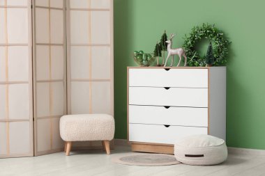 Noel dekoru ve ökseotu çelengi olan çekmeceler.