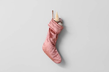 Noel çorabı ve beyaz duvarda küçük köknar ağacı ve toplar asılı.